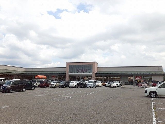 近くのスーパーマーケットバロー大桑店まで1,300m（徒歩17分）