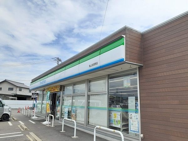 近くのファミリーマート亀山能褒野店まで1,700m（徒歩22分）