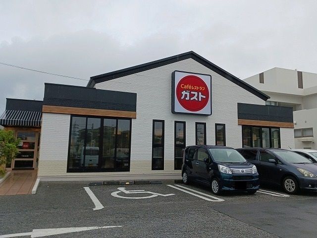近くのガスト名護店まで450m（徒歩6分）