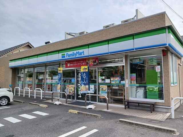 近くのファミリーマートまで450m(徒歩6分)