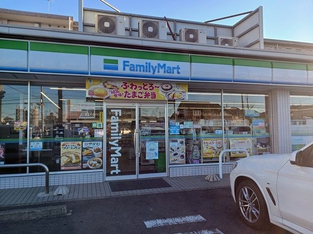 近くのファミリーマートまで220m（徒歩3分）
