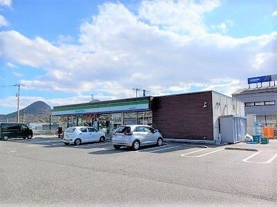 近くのファミリーマート国分店さんまで400m（徒歩5分）