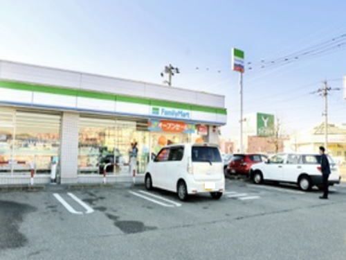 近くのファミリーマート 福井新保町店まで750m(徒歩10分)