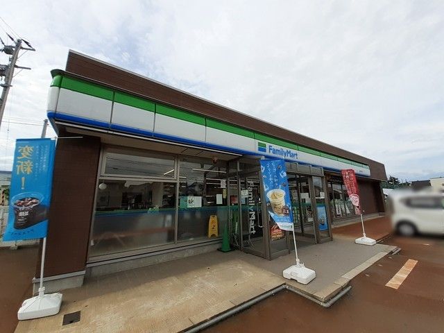 近くのファミリーマート上越南新町店まで550m（徒歩7分）