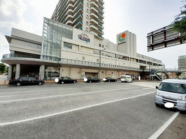 近くのサンリブ若松まで2,500m（徒歩32分）