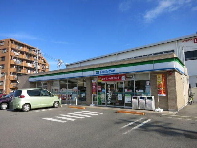 近くのファミリーマート 西尾新渡場店まで300m（徒歩4分）