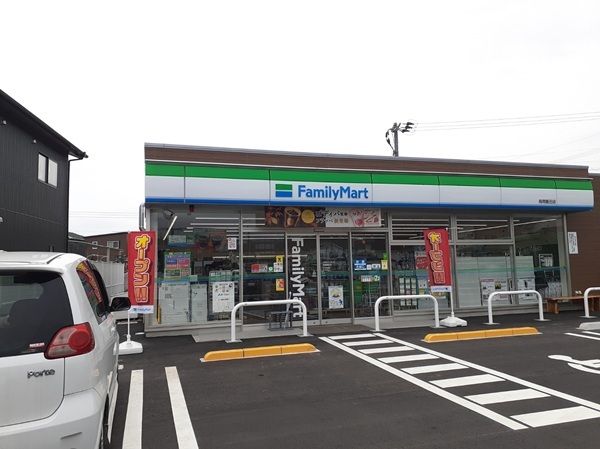 近くのファミリーマート高岡飯田店まで450m(徒歩6分)