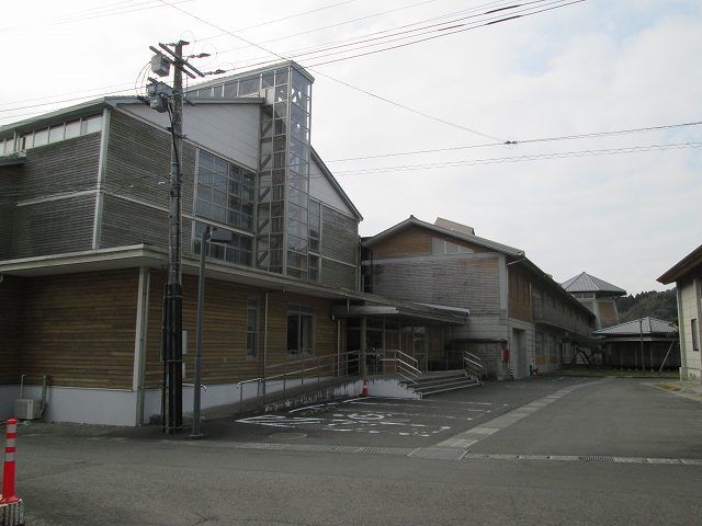 近くの宮崎市立高岡小学校まで250m(徒歩4分)