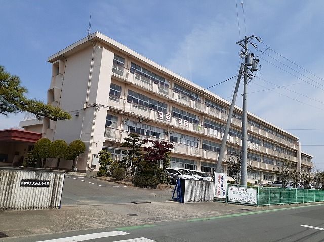 近くの浜松市立北浜北小学校まで2,200m（徒歩28分）