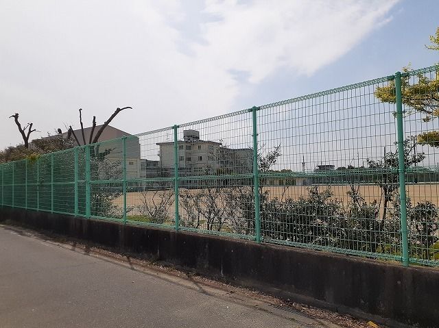 近くの浜松市立北浜東部中まで1,100m（徒歩14分）