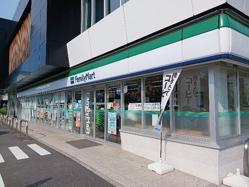 近くのファミリーマートまで1,000m(徒歩13分)