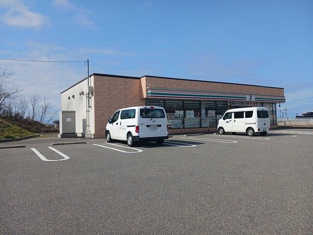 近くのセブンイレブン高松インター店まで700m（徒歩9分）