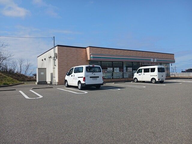 近くのセブンイレブン高松インター店まで700m（徒歩9分）