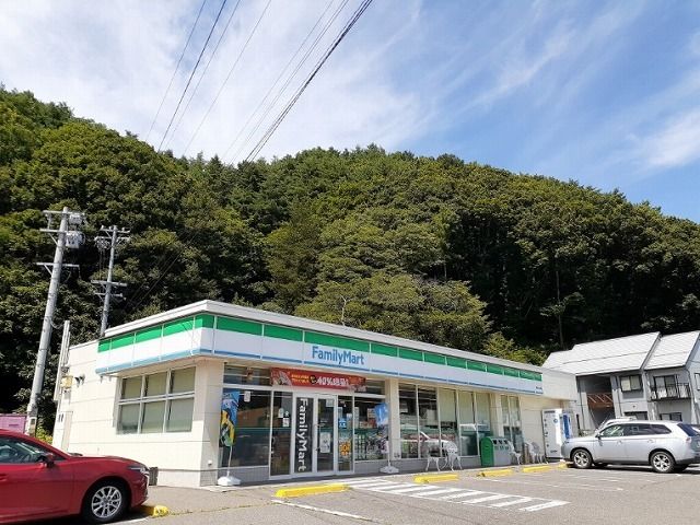 近くのファミリーマート 茅野本町東店まで600m(徒歩8分)