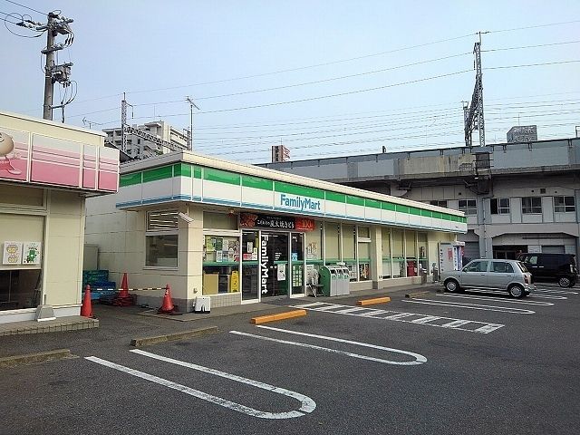 近くのファミリーマート三原館町店まで400m（徒歩5分）