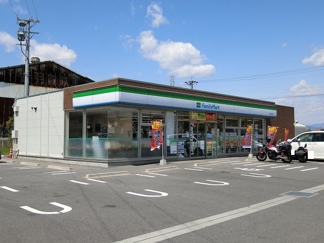 近くのファミリーマート大垣坂下町店まで817m（徒歩11分）