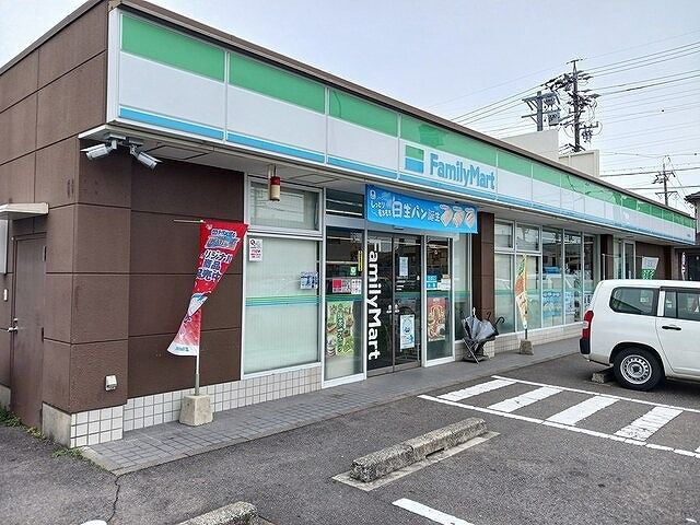 近くのファミリーマート　小牧新町店まで550m（徒歩7分）