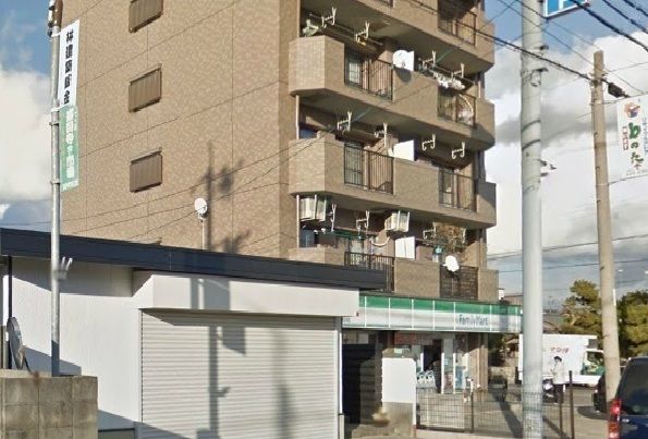 近くのファミリーマートまで830m（徒歩11分）