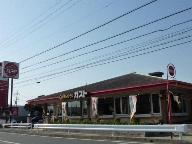 近くのガスト浜松可美店まで600m（徒歩8分）