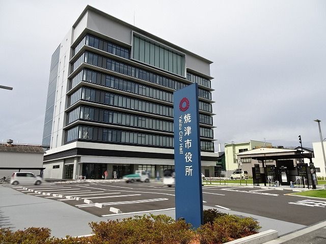 近くの焼津市役所まで2,400m（徒歩30分）