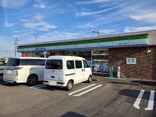 近くのファミリーマート今治たちばな店まで800m（徒歩10分）