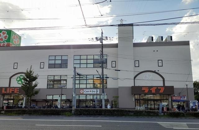 近くのライフ尼崎大西店まで555m(徒歩7分)