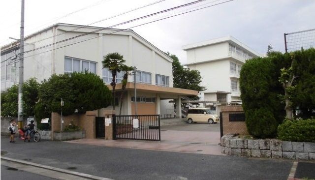 近くの長束小学校まで1,100m(徒歩14分)