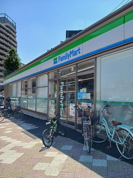 近くのファミリーマート 西巣鴨店まで195m（徒歩3分）