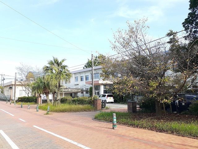 近くの宮崎市立木花小学校まで300m（徒歩4分）