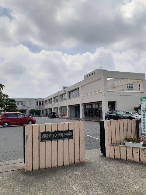 近くの伊勢崎市立三郷小学校まで1,200m(徒歩15分)