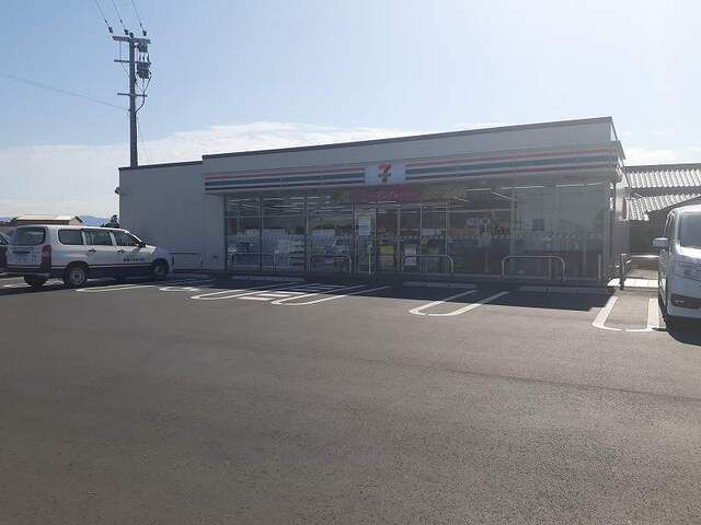 近くのセブンイレブン小郡上岩田店まで150m（徒歩2分）