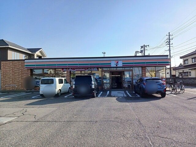 近くのセブンイレブン　亀ヶ崎5丁目店まで134m（徒歩2分）