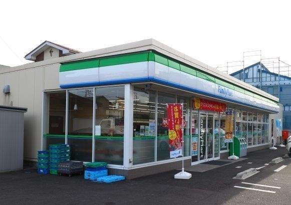 近くのファミリーマート田子1丁目店まで350m（徒歩5分）