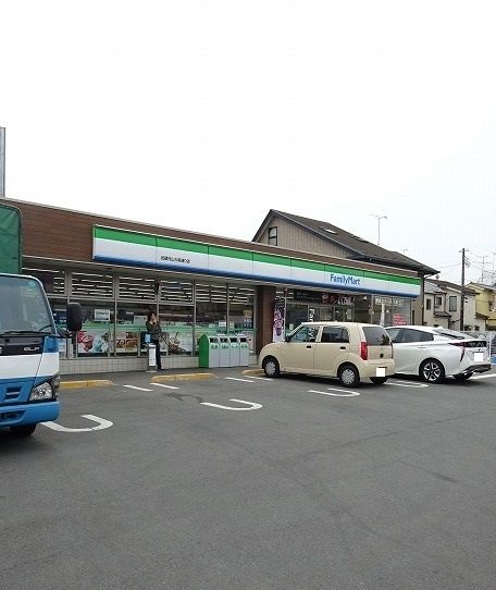 近くのファミリーマートまで350m（徒歩5分）