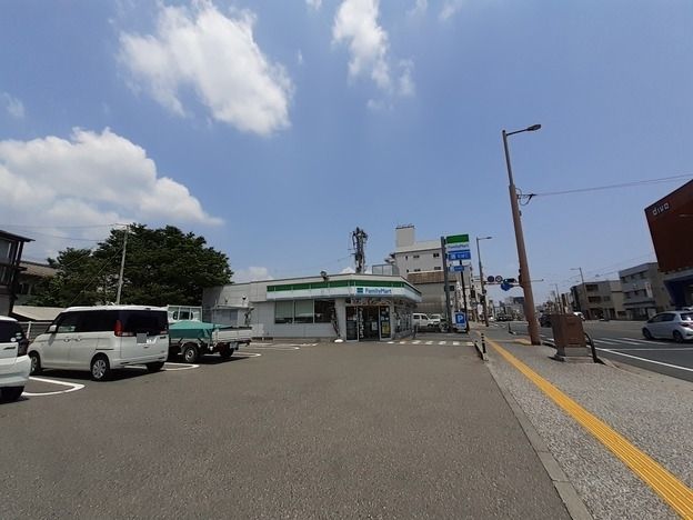 近くのファミリーマート高知旭町店まで1,000m(徒歩13分)