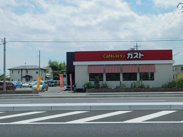 近くのガスト宇都宮駒生店まで700m（徒歩9分）