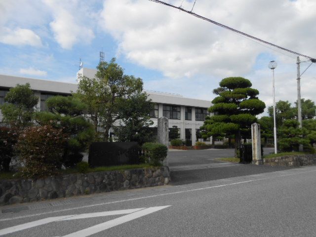近くの愛知川小学校まで1,070m(徒歩14分)