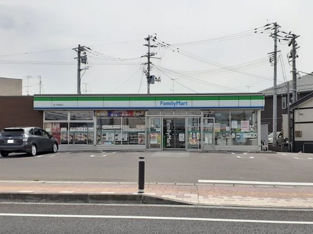 近くのファミリーマート原ノ町駅前店まで800m（徒歩10分）