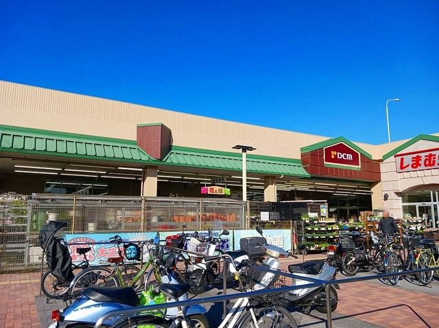 近くのDCM 山科店まで550m（徒歩7分）