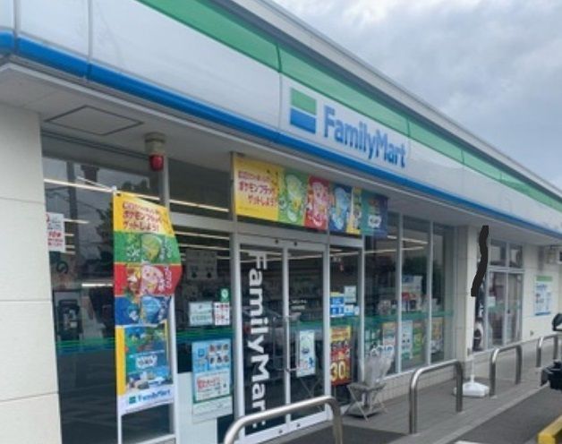 近くのファミリーマート米田船頭店まで800m（徒歩10分）