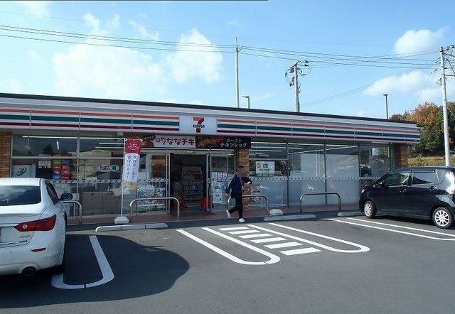 近くのセブンイレブン東広島西条駅北店まで400m（徒歩5分）