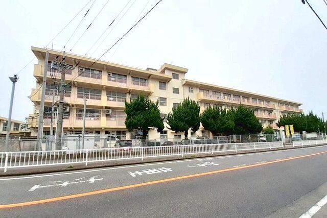 近くの北九州市立 朽網小学校まで600m(徒歩8分)