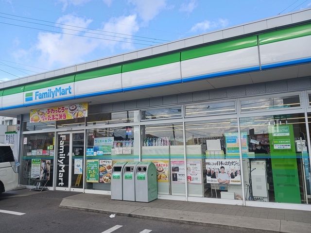 近くのファミリーマートまで160m(徒歩2分)