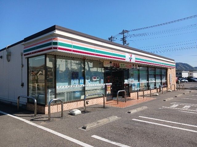 近くのセブンイレブン大西町新町店まで300m(徒歩4分)