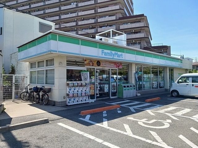 近くのファミリーマート様まで300m(徒歩4分)
