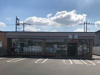 近くのセブンイレブン行田門井町2丁目まで230m（徒歩3分）