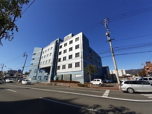 近くの岡村病院まで1,100m（徒歩14分）