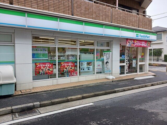 近くのファミリーマートまで550m（徒歩7分）