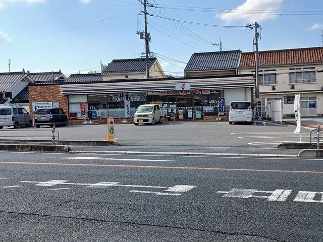 近くのセブンイレブン浜田京町まで440m（徒歩6分）