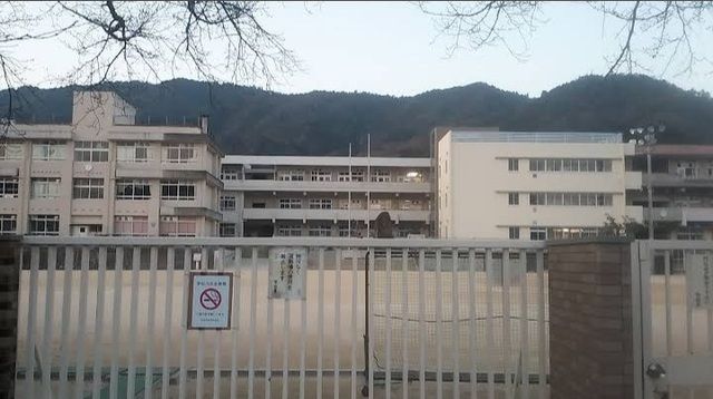 近くの広島市立亀山小学校まで500m(徒歩7分)
